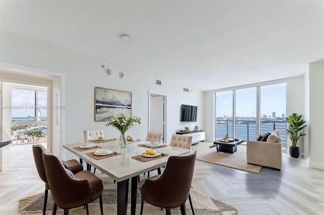 Building Photo - 335 S Biscayne Blvd Unit 1012 Rental
