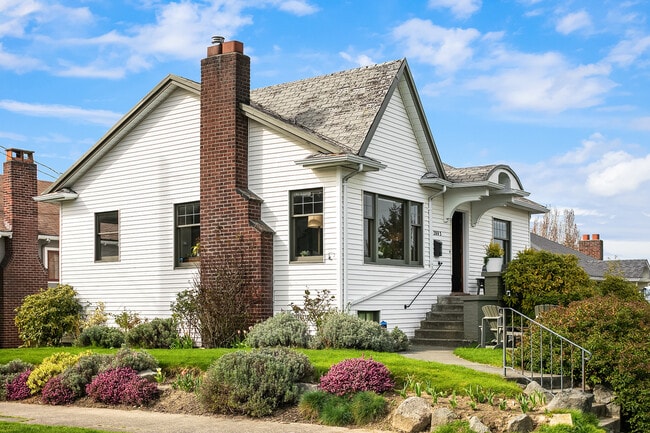 Building Photo - 2803 Queen Anne Ave N Rental