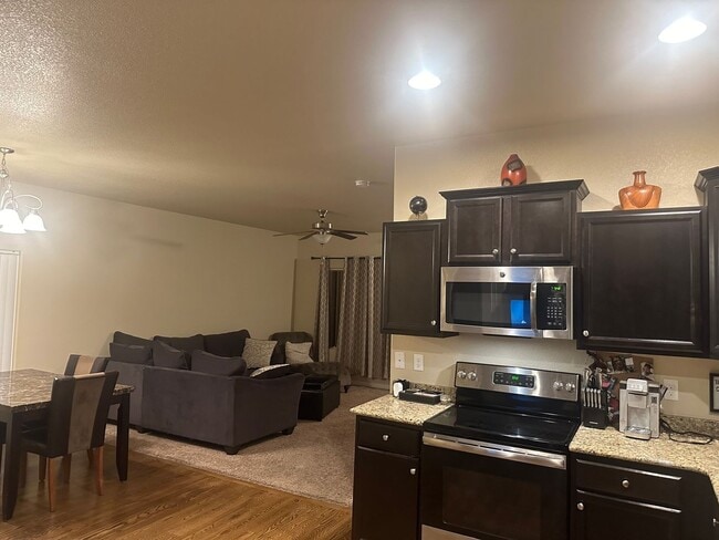 Photo - 1290 Antrim Loop