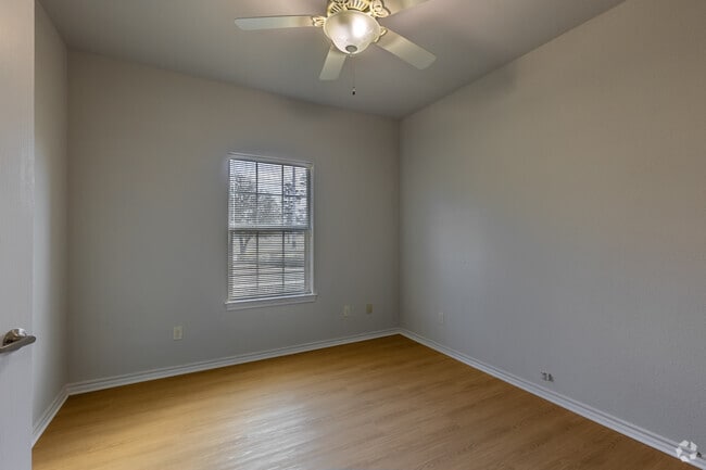 2BR, 1BA - 900SF - Bedroom