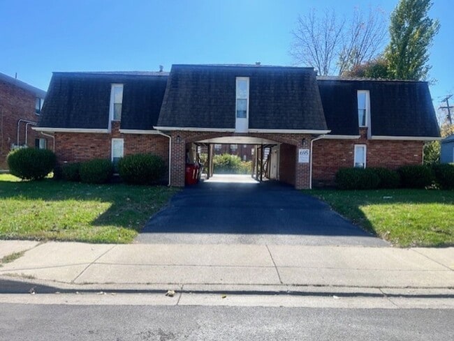 Photo - 695 Riverview