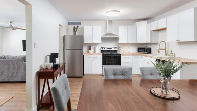 Building Photo - 2237 E Hillery Dr