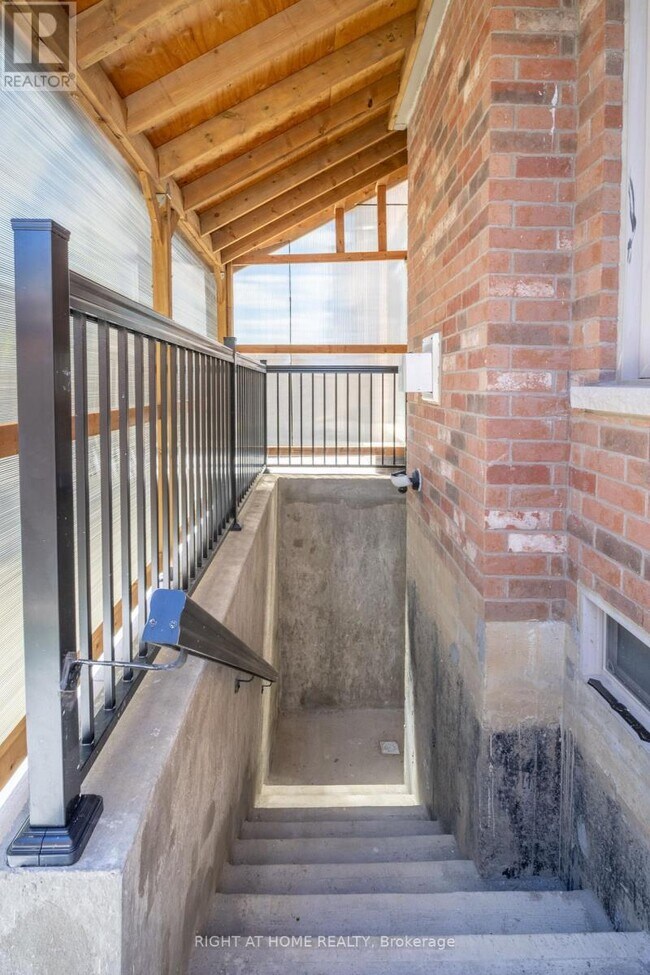 Photo - 136 Durhamview Cres