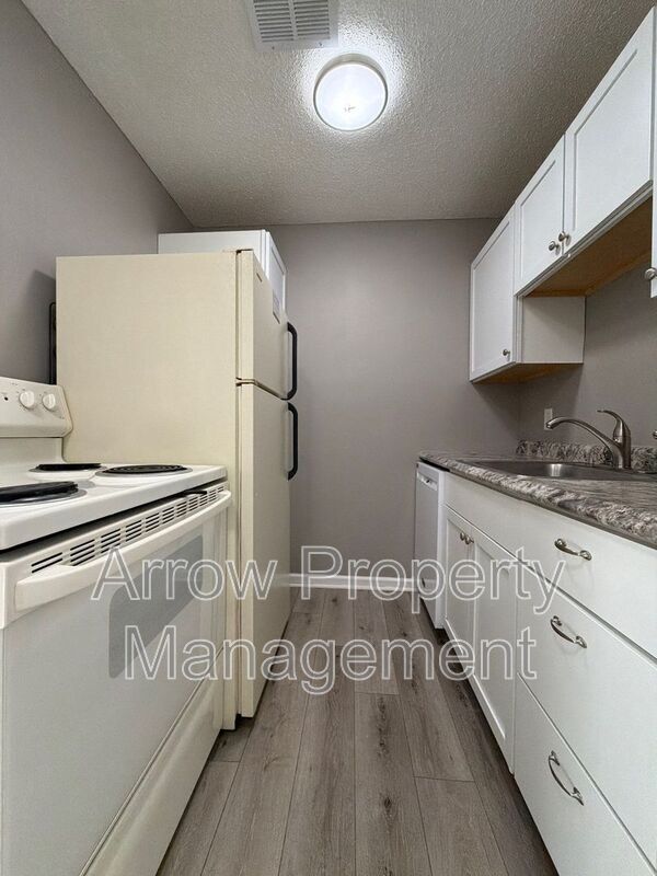 Photo - 1119 E St Unidad 12