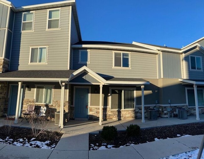 Building Photo - Amazing 2 Story Townhome in Vineyard w/ at...