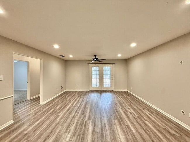 Photo - Tour Today! Stunning 3 Bedroom, 2 Bathroom Duplex in Tyler!