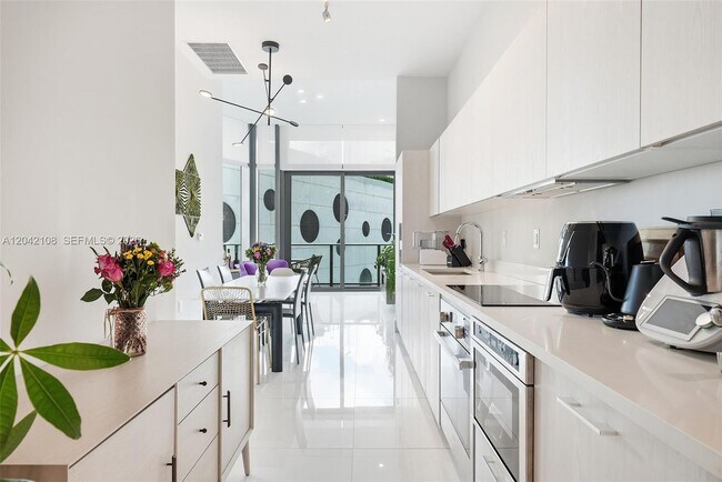 Photo - 501 NE 31st St Unidad 401