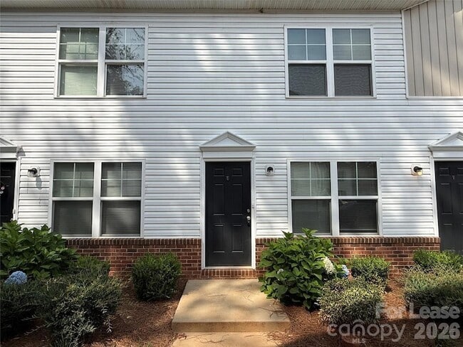 Building Photo - 2029 Oakdale Rd
