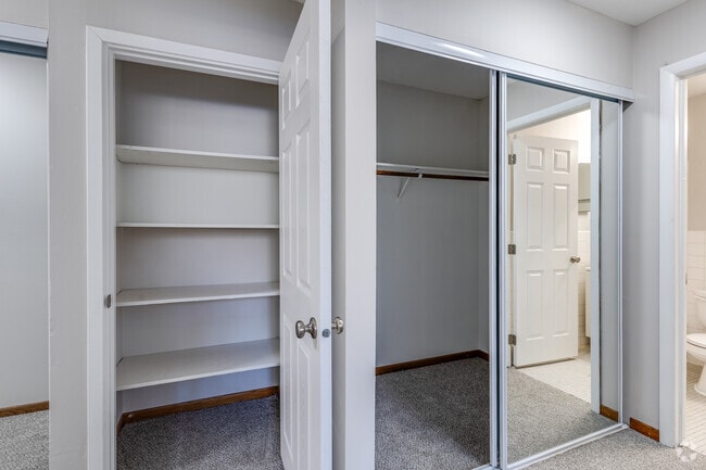 2BR, 1BA - 840SF - Hallway Walk-In Closet