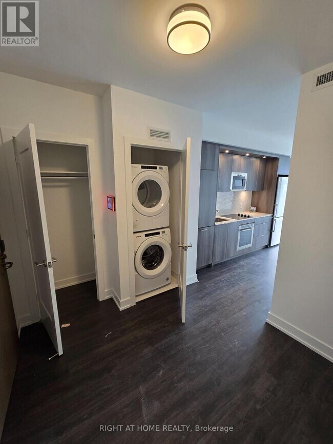 Photo - 30 Inn On The Pk Dr Unit 3311