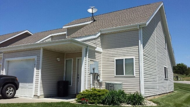 Building Photo - GREAT LOCATION! PLENTY OF STORAGE!