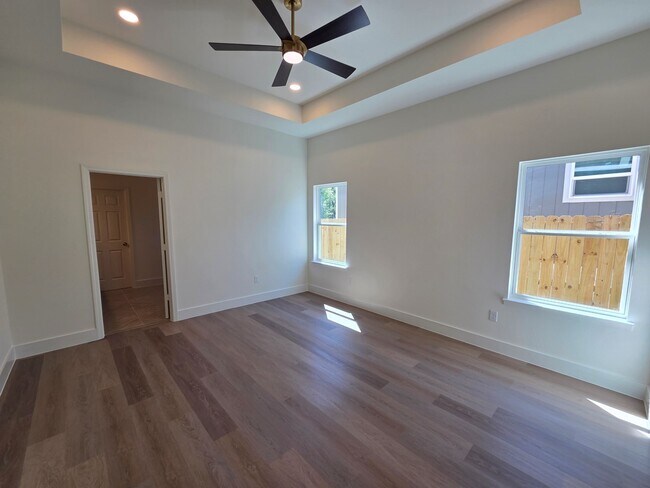 Photo - 16276 Jeet St