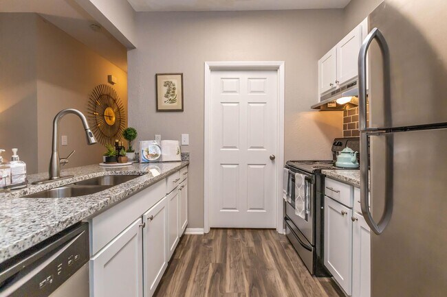 BEAUTIFUL KITCHEN WITH STAINLESS STEEL APPLIANCES