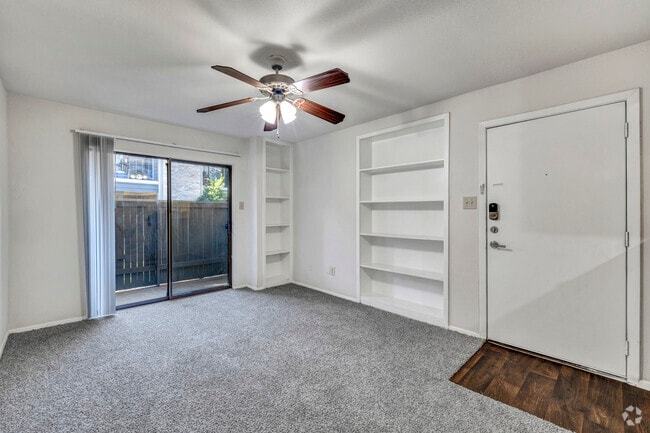 1BR, 1BA - 639SF - Living Room - MAA Cypresswood