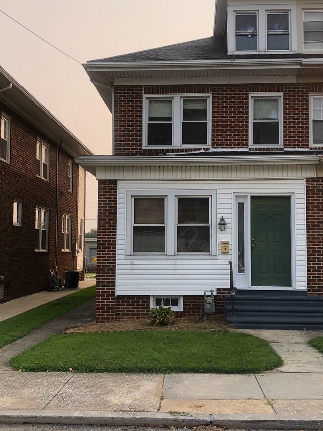 Available Now 3 bed 1 bath Located in Cent... - Available Now 3 bed 1 bath Located in Cent... House