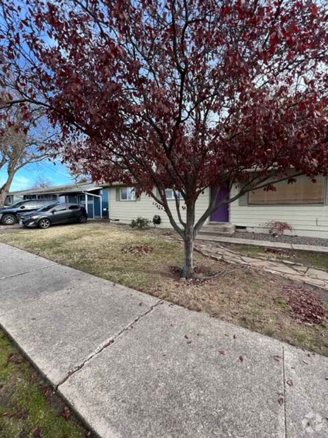 Building Photo - Available Large 3 Bedroom 1 Bath with Conv... Rental