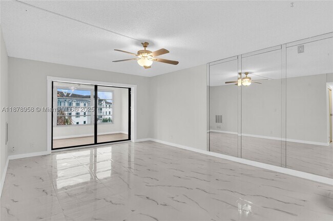 Building Photo - 9355 SW 8th St Unit 425