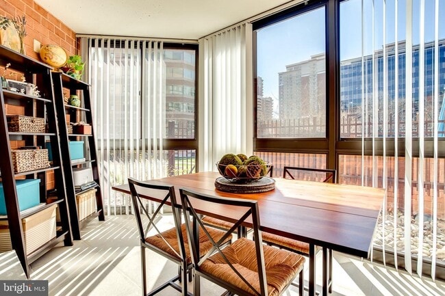 Terraza acristalada llena de luz - 1001 N Randolph St Unidad 104