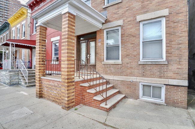 Building Photo - 117 57th St Unit 2