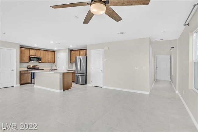 Photo - 372 Rosefinch St