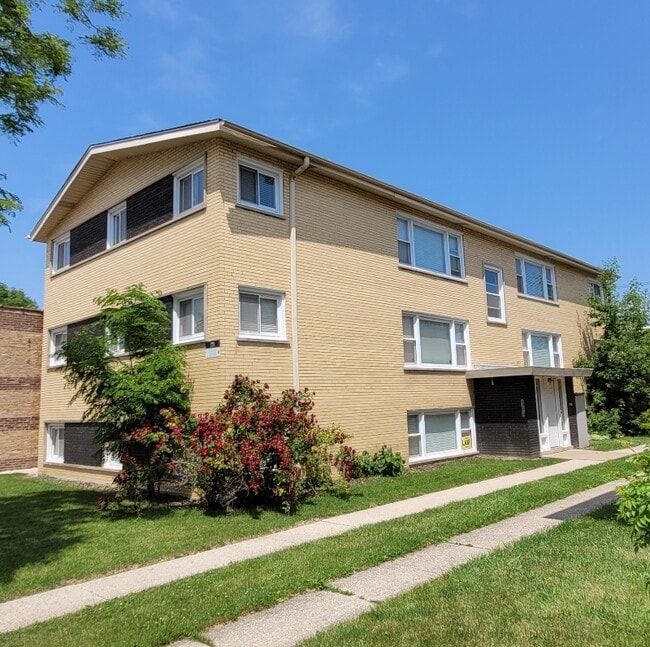 Building Photo - 5852 W Irving Park Rd Rental