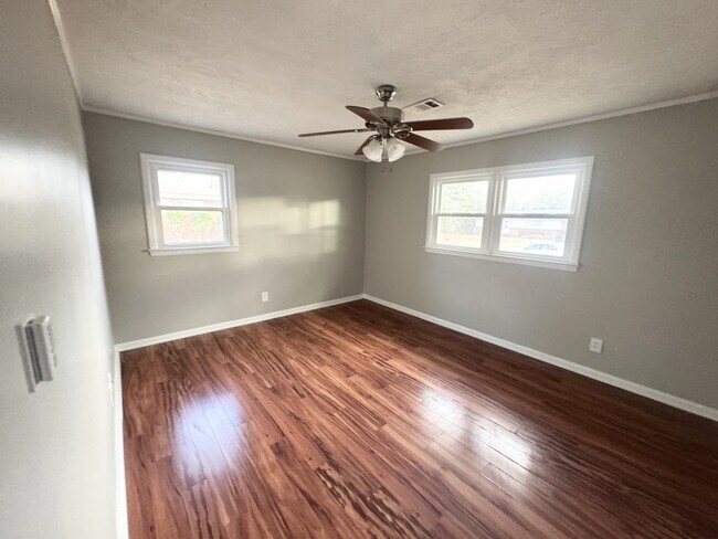 Photo - 2561 Allan Way