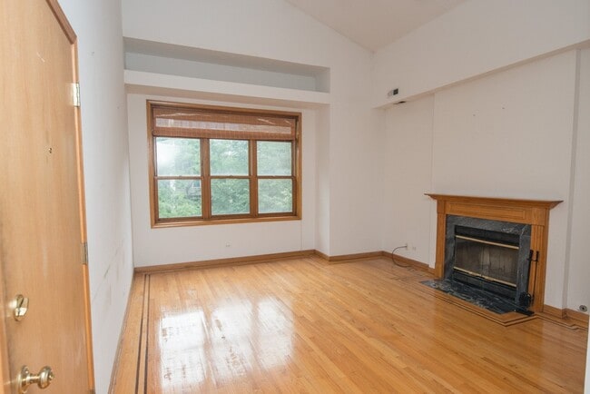 Building Photo - 2247 W Diversey Ave Unit J06P