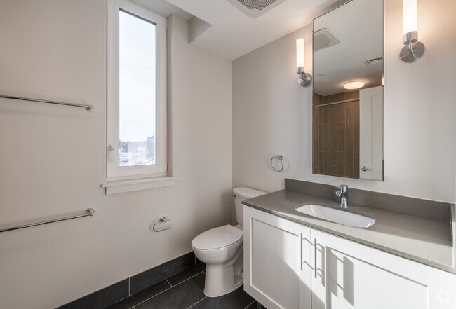 2BR, 2BA - 1,085 SQ FT