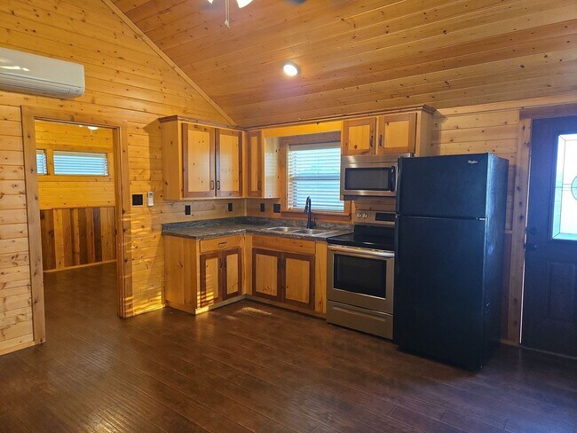 Photo - 1/1 LOG CABIN HORSE PROPERTY with Yard and Shed Row