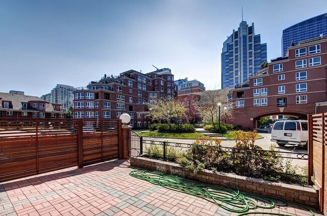 Photo - 400-4400 Eau Claire Ave SW