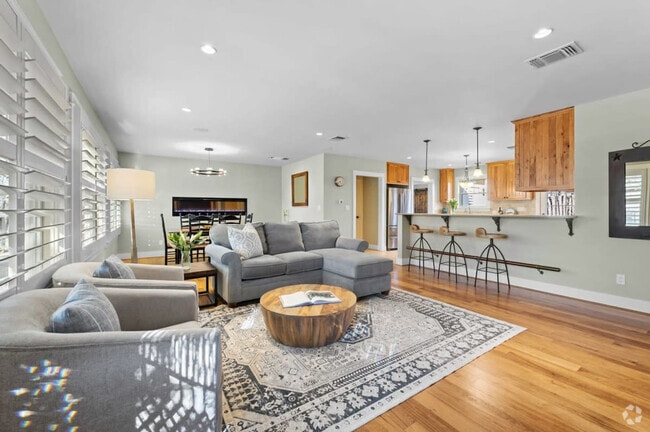 Building Photo - 305 S Elk St Unit ID1250017P Rental