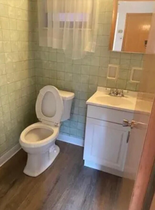 Medio baño en el primer piso - 799 Greenfield Ave