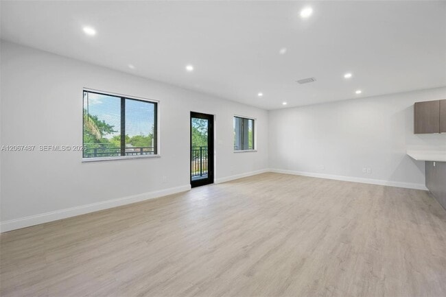 Photo - 349 NW 40th St Unidad 203