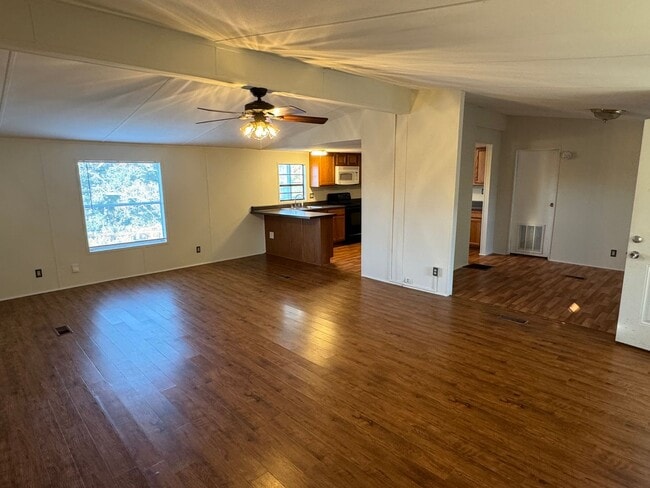 Photo - 4044 Friendship Rd Unidad Trailer