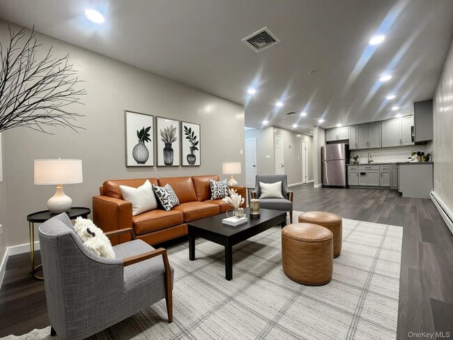 Photo - 825 Ashford St