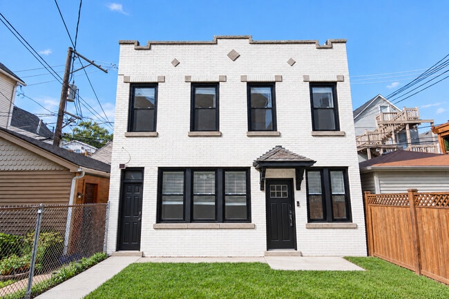 Building Photo - 1328 W Nelson St