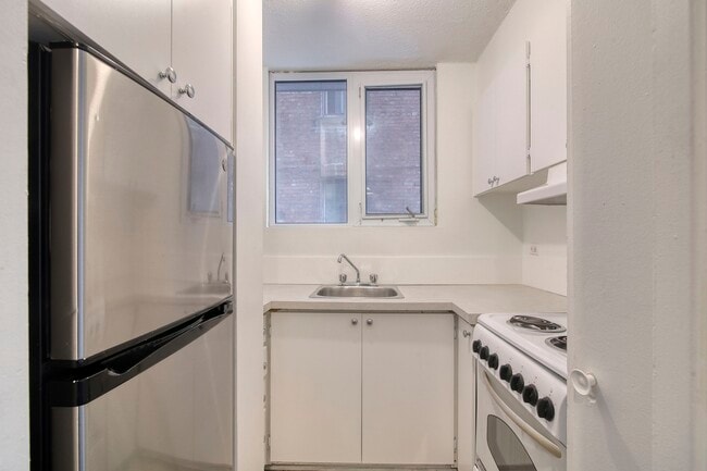Building Photo - 1975 Maisonneuve Blvd W Unit 406