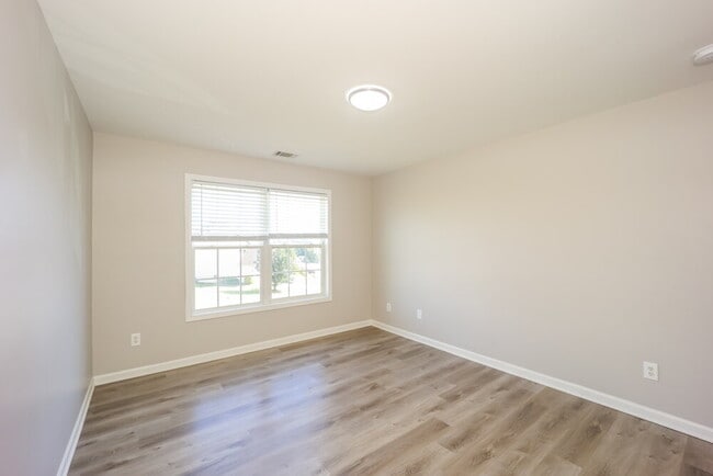 Photo - 323 Oakhaven Way