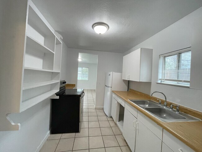 Photo - 7723 Molinos Ave