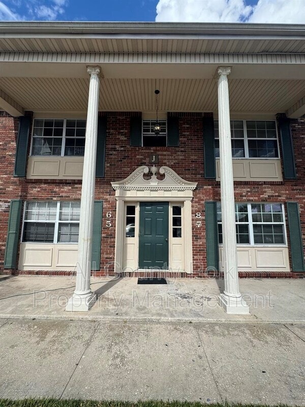 Building Photo - 1920 E Edgewood Dr Unit Apt. J7