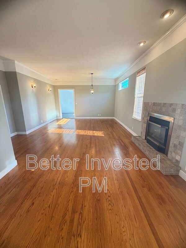 Photo - 559 N Oak St