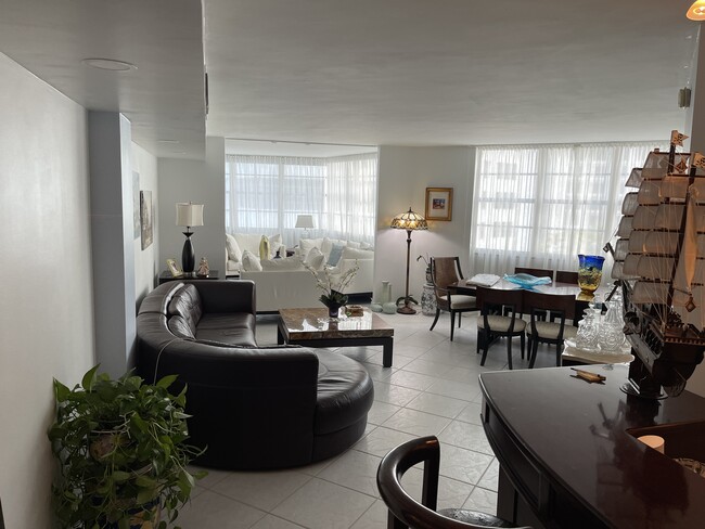 Photo - 905 Brickell Bay Dr