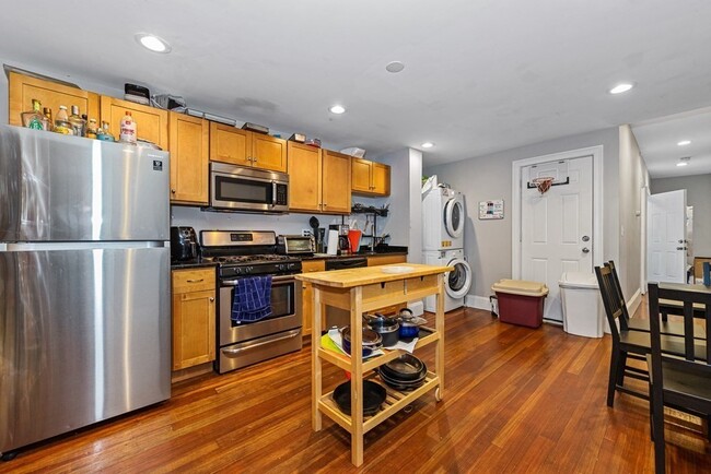 Building Photo - 44 Hillside St Unit 1