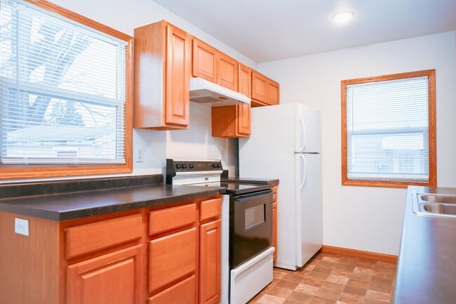 Photo - Huge 5 Bed 2 Bath Home for Rent! Great Loc...
