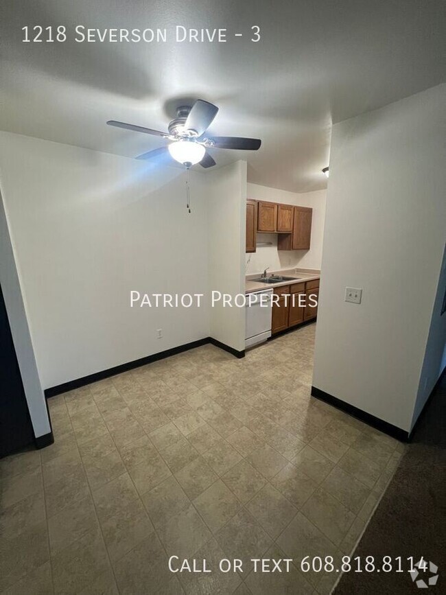 Building Photo - 1 bedroom/ 1 bath apartment in Sun Prairie... Unit 3