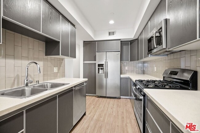 Photo - 1439 N Poinsettia Pl Unit 208