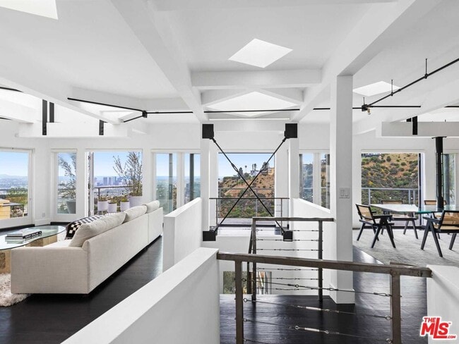 Photo - 1885 Sunset Plaza Dr