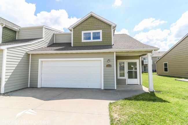 Building Photo - Amazing 3 bedroom 2.5 bathroom duplex in a... Rental