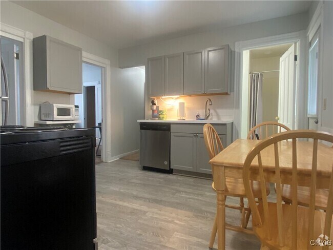 Building Photo - 10 Maple Ave Rental