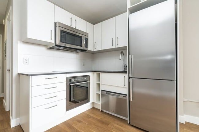 Building Photo - 798 Richmond Street West Unit 452